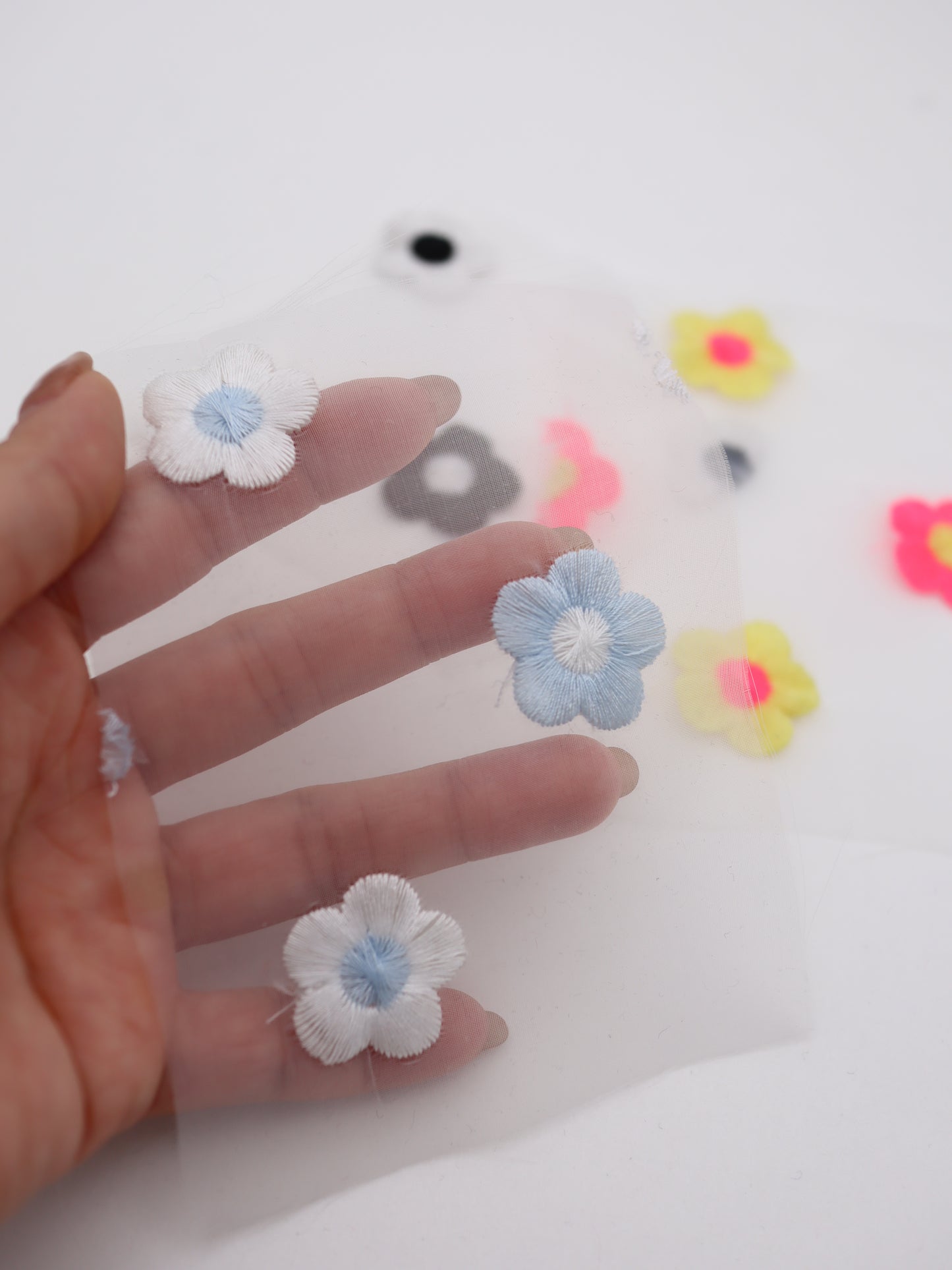 レトロフラワー刺繍オーガンジー｜【生地幅】約127センチ 【混率】ポリエステル100％｜ドッグウエア・KIDSウエア・雑貨・衣装向き｜26AW-284