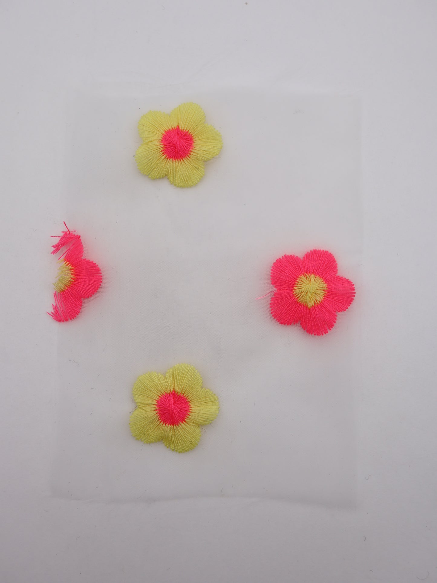 レトロフラワー刺繍オーガンジー｜【生地幅】約127センチ 【混率】ポリエステル100％｜ドッグウエア・KIDSウエア・雑貨・衣装向き｜26AW-284