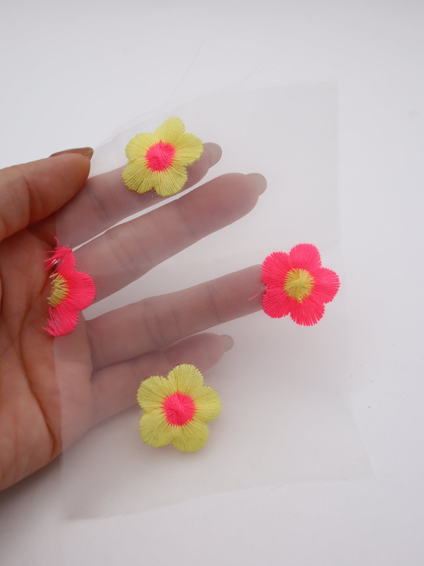 レトロフラワー刺繍オーガンジー｜【生地幅】約127センチ 【混率】ポリエステル100％｜ドッグウエア・KIDSウエア・雑貨・衣装向き｜26AW-284